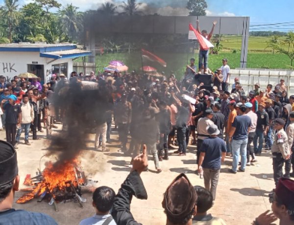Rusak Parah Akibat Proyek Tol: Ratusan Warga Dua Kecamatan Kepung Kantor PT HUTAMA KARYA