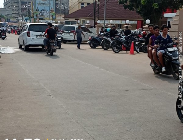 Pengguna Jalan Raya Labuan Keluhkan Parkir di Bahu Jalan Depan RSUD: Setengah Badan Jalan Terpakai, Hak Masyarakat Terlanggar