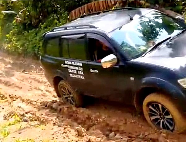 Tembus Jalan Rusak Berlumpur, Relawan SPPG ABA SEJAHTERA Pastikan MBG Sampai Ke Desa Turus; Tuntut Perhatian Gubernur Dan Bupati