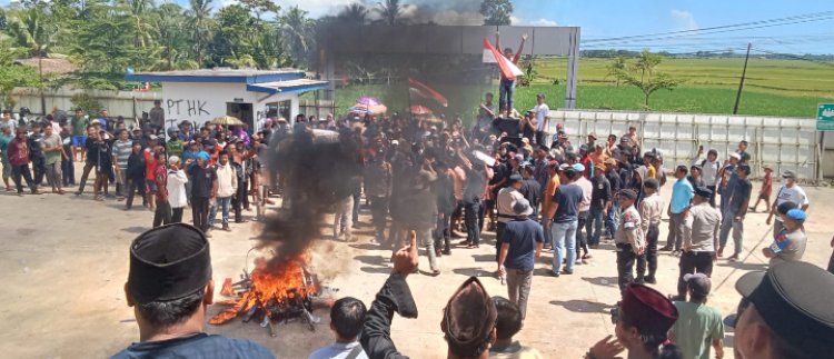 Rusak Parah Akibat Proyek Tol: Ratusan Warga Dua Kecamatan Kepung Kantor PT HUTAMA KARYA