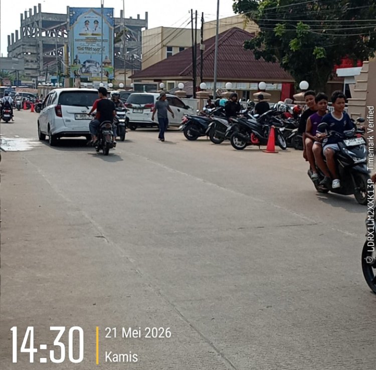 Pengguna Jalan Raya Labuan Keluhkan Parkir di Bahu Jalan Depan RSUD: Setengah Badan Jalan Terpakai, Hak Masyarakat Terlanggar