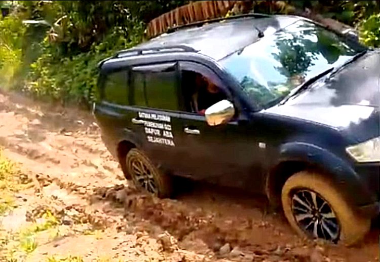 Tembus Jalan Rusak Berlumpur, Relawan SPPG ABA SEJAHTERA Pastikan MBG Sampai Ke Desa Turus; Tuntut Perhatian Gubernur Dan Bupati