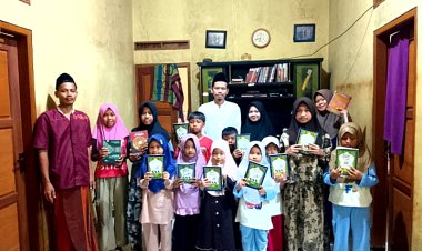 CV Juhed Barokah Labuan Salurkan Bantuan Al-Qur’an dan Juz Amma untuk Santri Ponpes Al-Muttaqin