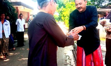 Tebar Berkah, Ratusan Kotak Makanan Dibagikan Usai Ibadah Sholat Jum'at    