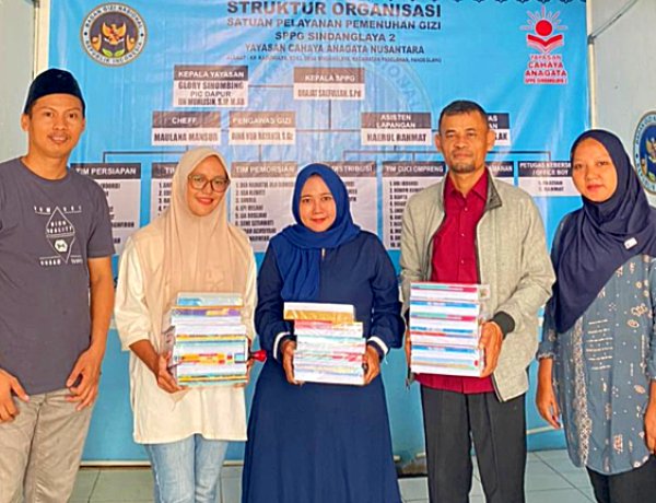 Selain Nikmati MBG, Puluhan Siswa Yatim Piatu di Pagelaran Terima Bantuan Buku dari SPPG Sindanglaya 2   
