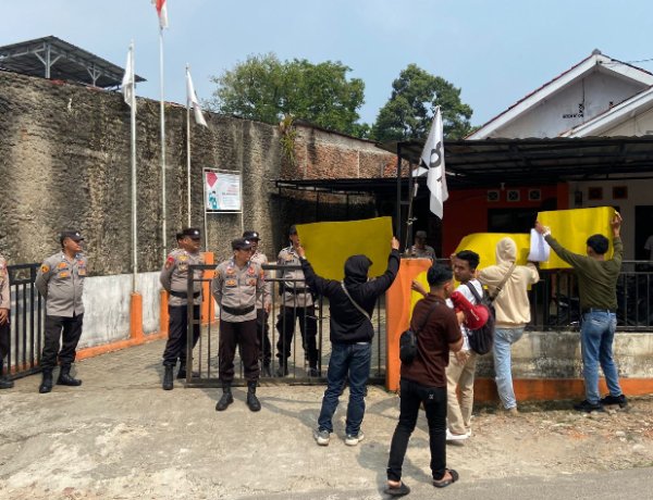 Aksi Unjuk Rasa Dugaan Penyerobotan Lahan Warga Melibatkan Oknum Anggota DPRD Fraksi PKS