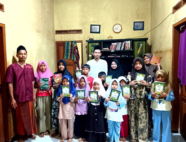 CV Juhed Barokah Labuan Salurkan Bantuan Al-Qur’an dan Juz Amma untuk Santri Ponpes Al-Muttaqin