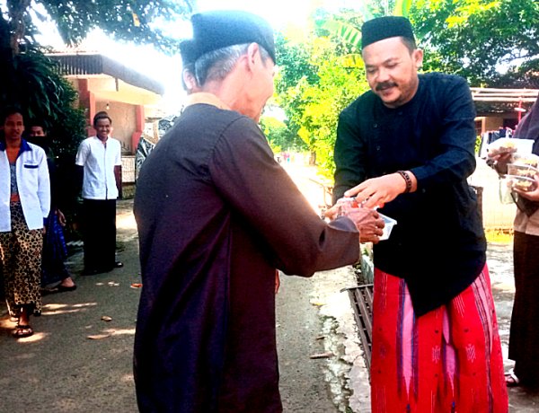 Tebar Berkah, Ratusan Kotak Makanan Dibagikan Usai Ibadah Sholat Jum'at    