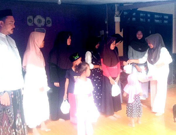 Bulan Muharram 1448-H Penuh Berkah, Pasangan Suami Istri Berbagi Kasih Pada Anak Yatim Piatu  ‎ 