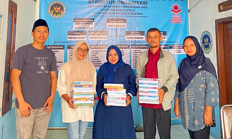 Selain Nikmati MBG, Puluhan Siswa Yatim Piatu di Pagelaran Terima Bantuan Buku dari SPPG Sindanglaya 2   