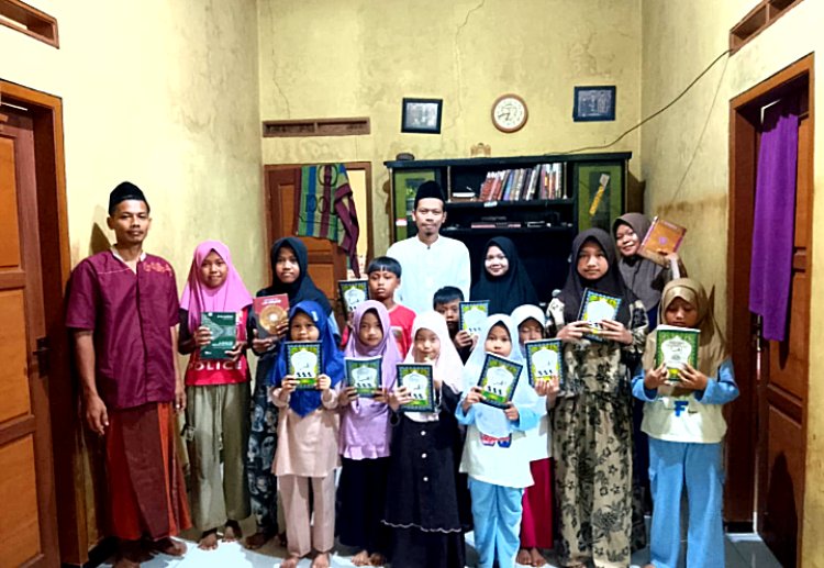 CV Juhed Barokah Labuan Salurkan Bantuan Al-Qur’an dan Juz Amma untuk Santri Ponpes Al-Muttaqin