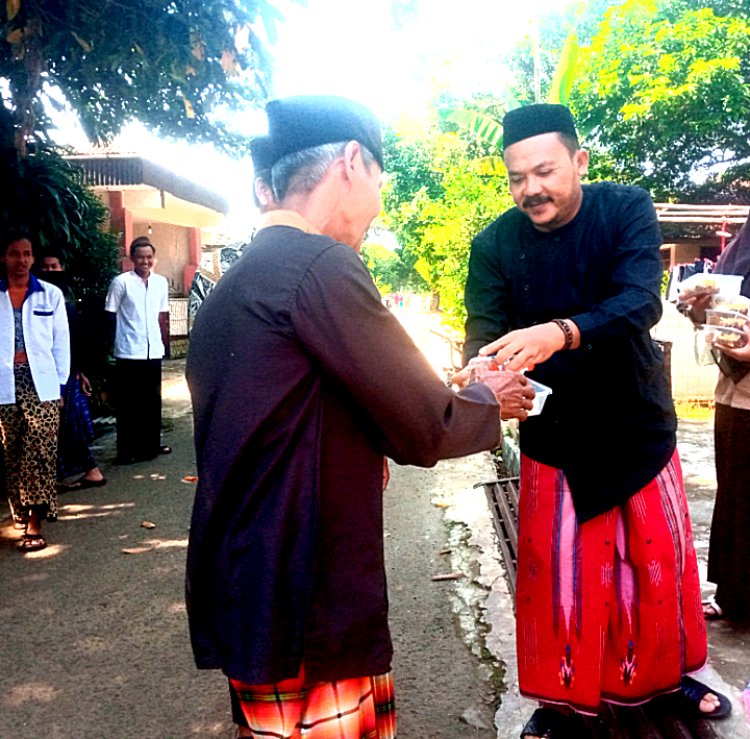 Tebar Berkah, Ratusan Kotak Makanan Dibagikan Usai Ibadah Sholat Jum'at    