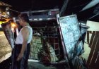 Diduga Angkut BBM Solar Ilegal, Mobil Box Terguling di Jalan Panimbang–Labuan Setelah Tabrak Tiang