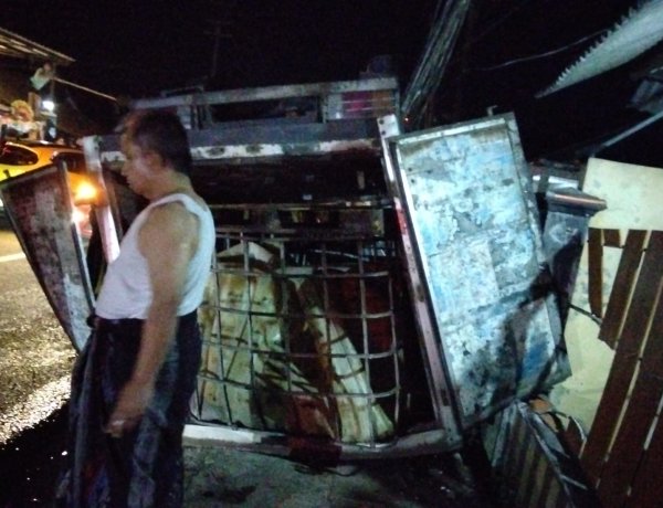 Diduga Angkut BBM Solar Ilegal, Mobil Box Terguling di Jalan Panimbang–Labuan Setelah Tabrak Tiang