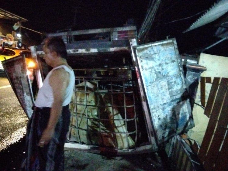 Diduga Angkut BBM Solar Ilegal, Mobil Box Terguling di Jalan Panimbang–Labuan Setelah Tabrak Tiang