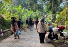 Mahasiswa KKN UNMA Bersihkan Jalan Kampung Taman Jaya