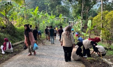 Mahasiswa KKN UNMA Bersihkan Jalan Kampung Taman Jaya