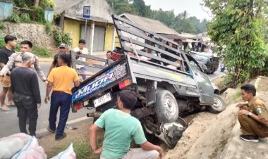 Kecelakaan di Kadu Hapa Cikedal, Motor PCX Ringsek di Bawah Pick Up