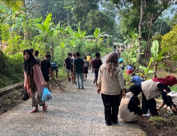 Mahasiswa KKN UNMA Bersihkan Jalan Kampung Taman Jaya