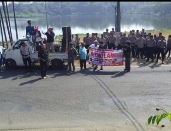Aksi Warga Tolak Revitalisasi Situ Cikedal, Soroti Anggaran Rp9,49 Miliar