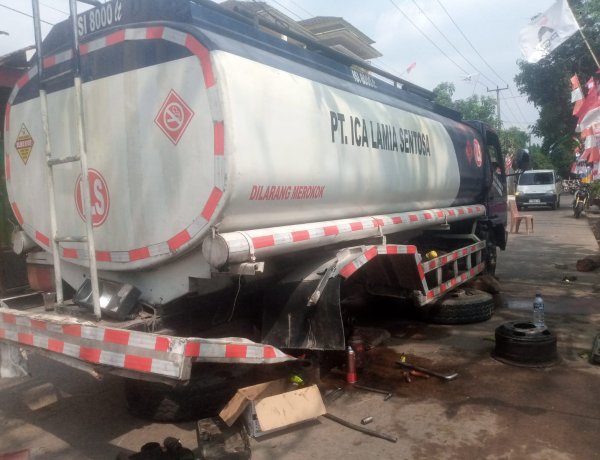 Mobil Tangki Angkut Solar Proyek Tol Serang-Panimbang, Patah As Roda Ganggu Lalu lintas 