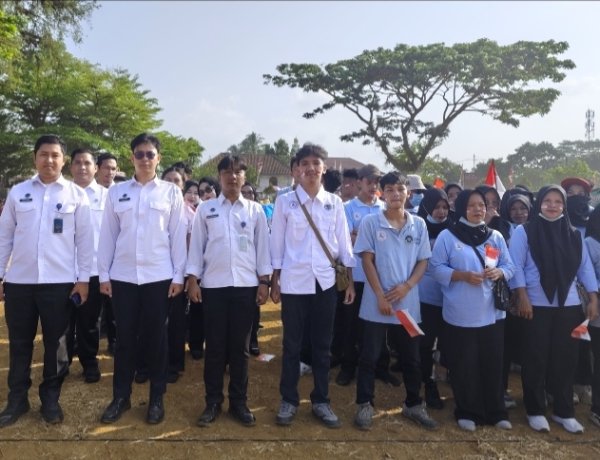 SPPG Menes 1 Umi Kaisar dan Relawan Turut Meriahkan HUT RI ke-81 di Alun-Alun Menes