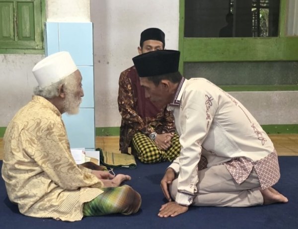 Ketua PSI Pandeglang, Rismawan Silaturahmi ke Abuya Muhtadi, Hadiri Maulid di Menes