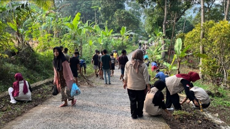 Mahasiswa KKN UNMA Bersihkan Jalan Kampung Taman Jaya