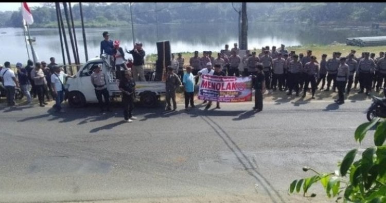 Aksi Warga Tolak Revitalisasi Situ Cikedal, Soroti Anggaran Rp9,49 Miliar