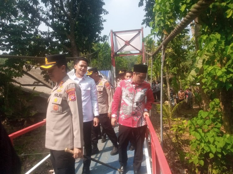 Penghubung Tiga Kecamatan, Jembatan Merah Putih Diresmikan 
