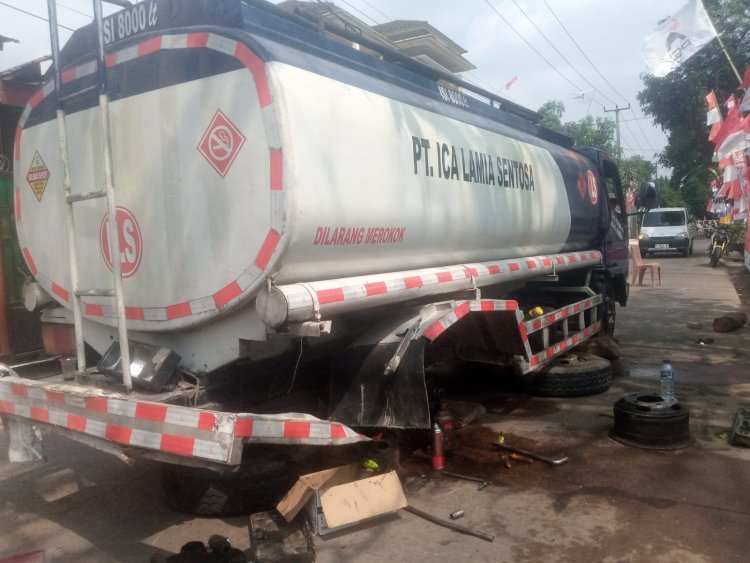Mobil Tangki Angkut Solar Proyek Tol Serang-Panimbang, Patah As Roda Ganggu Lalu lintas 