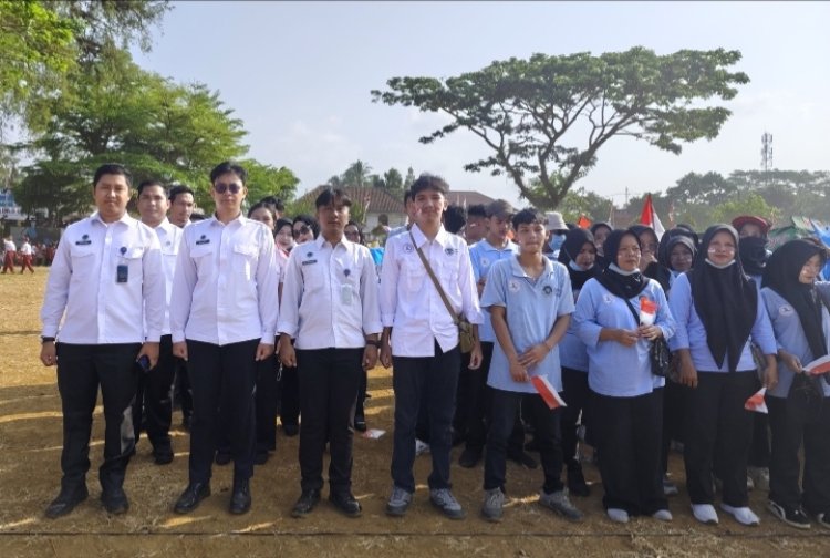 SPPG Menes 1 Umi Kaisar dan Relawan Turut Meriahkan HUT RI ke-81 di Alun-Alun Menes