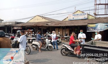 Sasar Nelayan dan Pedagang, PSI Pandeglang Bagi Masker Gratis di Panimbang