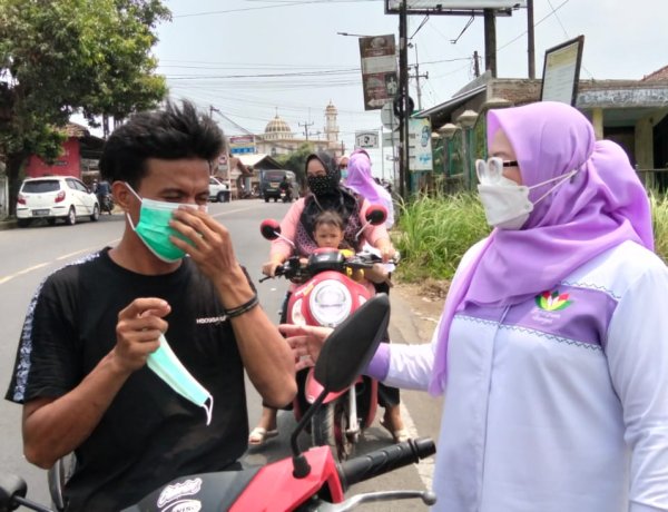 Abu Vulkanik GAK Ancam Kesehatan, PKB Pandeglang Bagikan Ribuan Masker