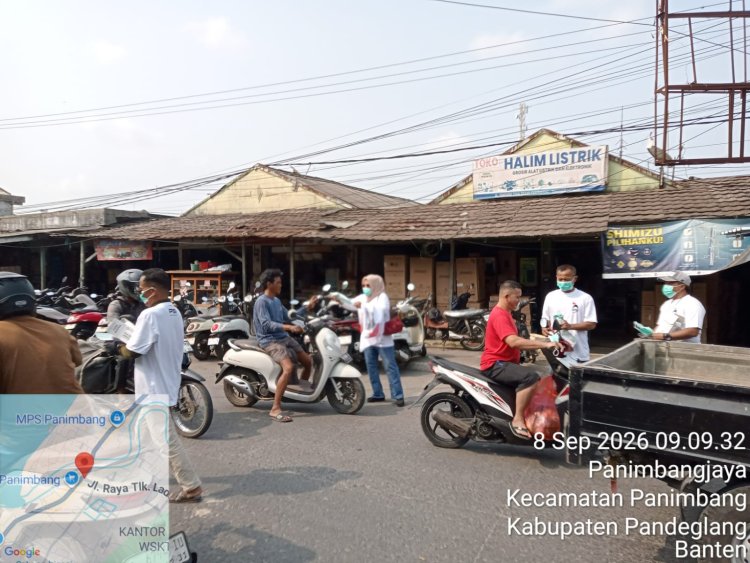 Sasar Nelayan dan Pedagang, PSI Pandeglang Bagi Masker Gratis di Panimbang