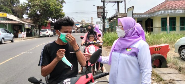 Abu Vulkanik GAK Ancam Kesehatan, PKB Pandeglang Bagikan Ribuan Masker